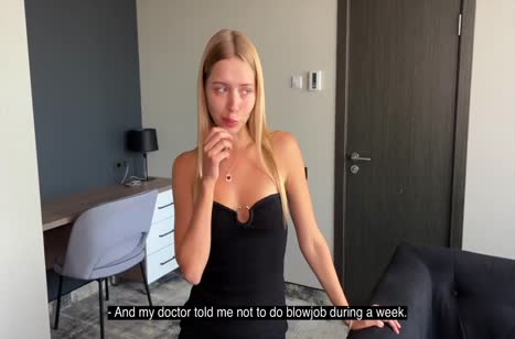 Молодая блонди встает раком и получает пенис в зад