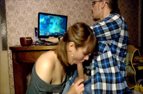 Русская девушка делает парню геймеру минет во время игры